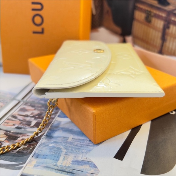 LOUIS VUITTON | Yellow Vernis Clutch - Picture 4 of 11